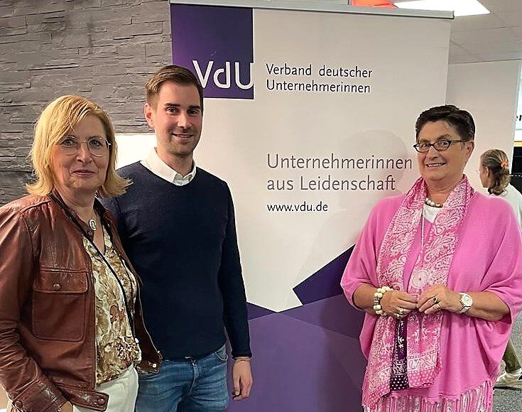 Christiane und Alexander Steinkuhl tauschten sich mit der Vorsitzenden des VDU, Marie-Theres Thiell (r.) und vielen Unternehmerinnen aus. Foto: Privat