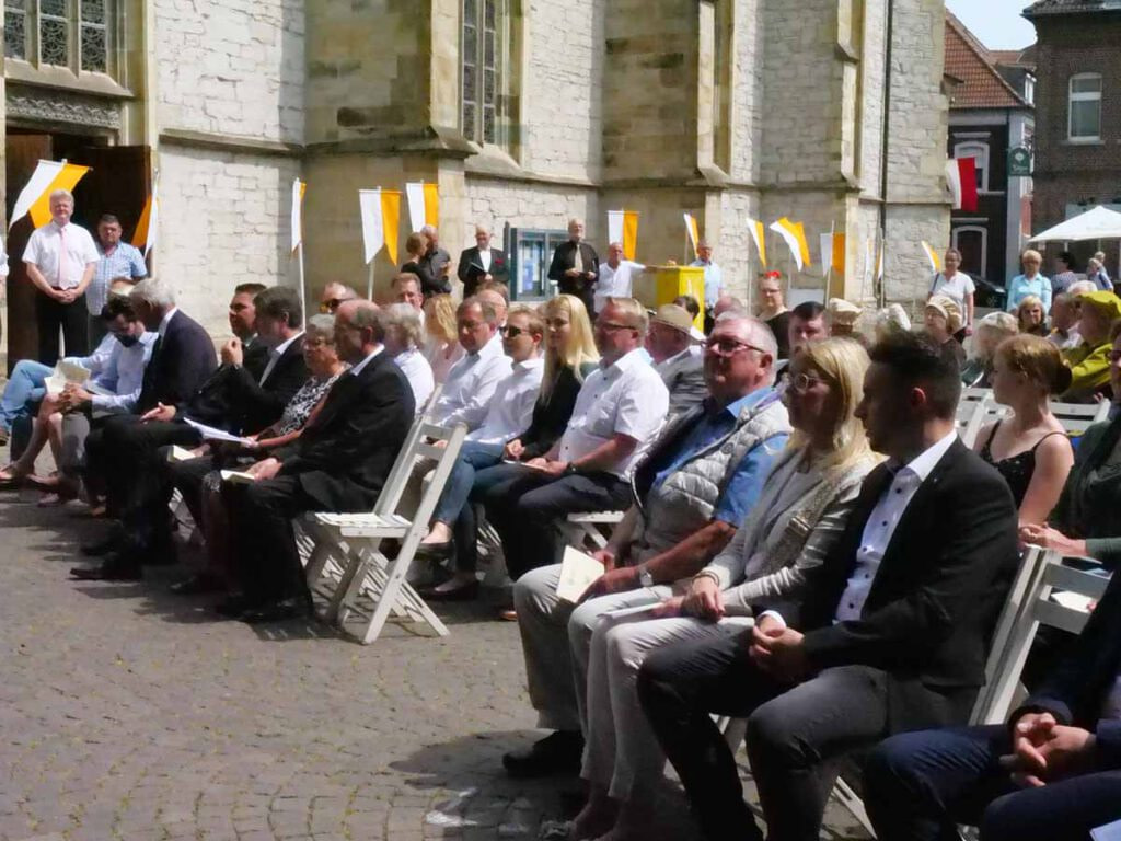 Zahlreiche Bürger, darunter viele Vertreter aus Politik, Rat und Verwaltung, hatten sich zur 400-Jahr-Feier der Werner Stadtprozession auf dem Kirchplatz eingefunden.