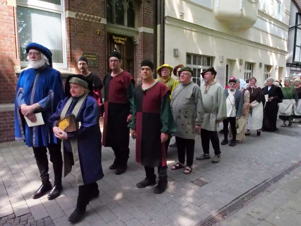 Am kommenden Wochenende, den 24. und 25. Juni, erinnert ein großes Stadtspiel an die Rettung Wernes im Dreißigjährigen Krieg. Die Spielschar nahm in historischen Kostümen an der Stadtprozession teil.