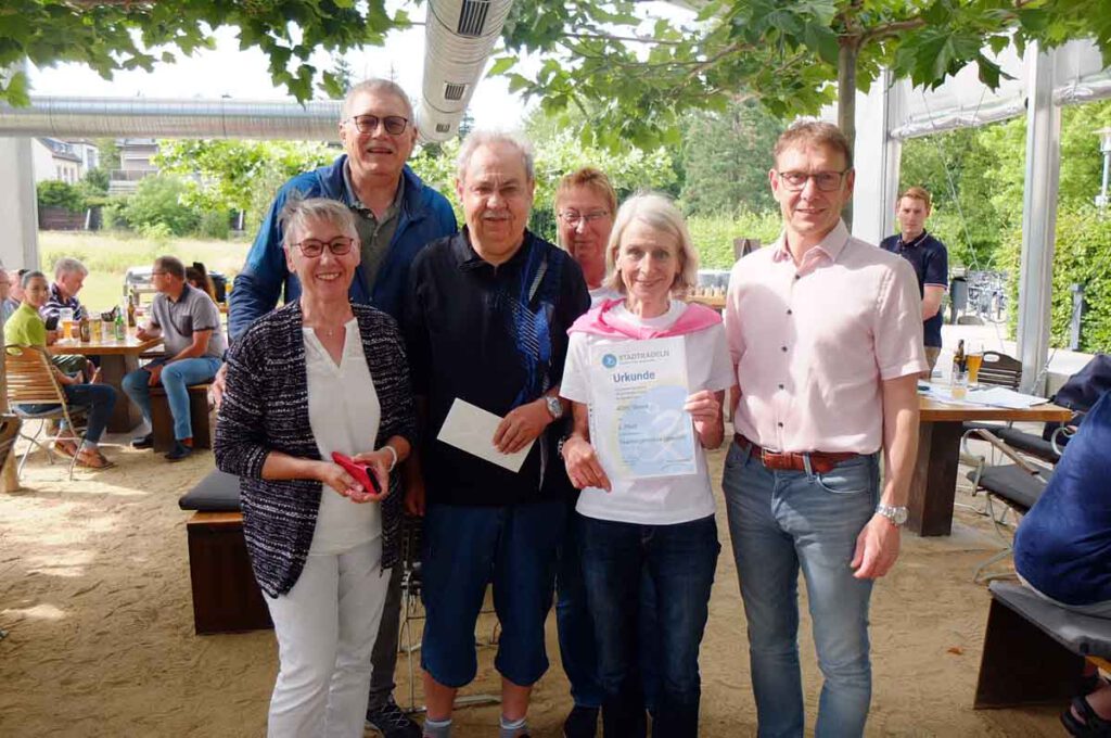 Die Mitglieder des ADFC-Ortsvereines erhielten - neben einem Geldpreis - viel Lob von Bürgermeister Lothar Christ.