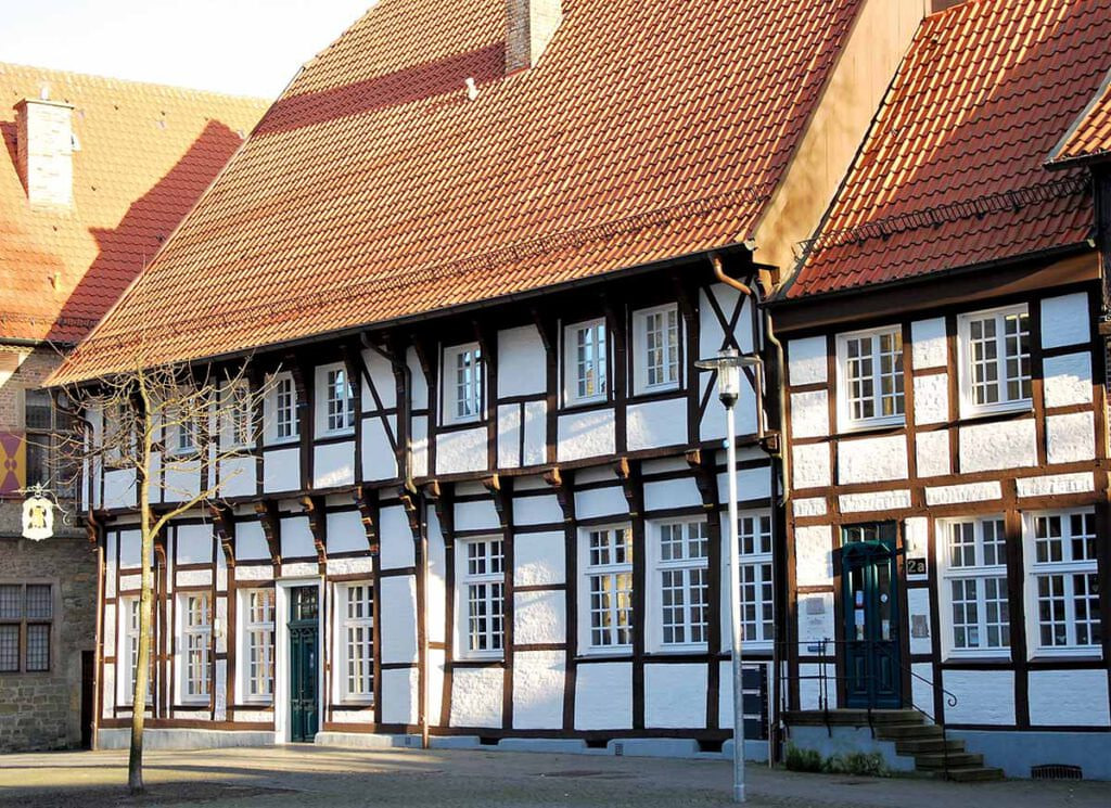 Das Fachwerkhaus Kirchhof 2 + 2a zwischen Kirchplatz und Markt entstand in zwei Abschnitten. Um 1610 wurde der 1560 errichtete Speicher überbaut und erweitert. Foto: Schwarze
