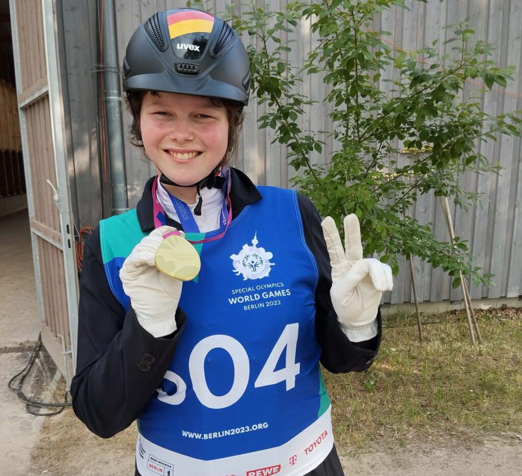 Reiterin Mia Wünsch, amtierende Sportlerin des Jahres der Stadt Werne, hat sich ihren Traum von einer Goldmedaille bei den Special Olympics World Games in Berlin erfüllt. Foto: privat