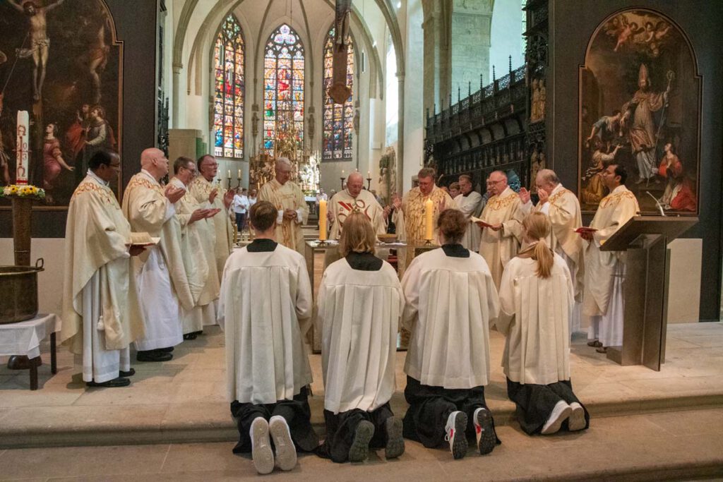 Nach der Weihe feierte der Bischof mit den anwesenden Prämonstratensern und weiteren Priestern erstmals die Eucharistie am neuen Altar.