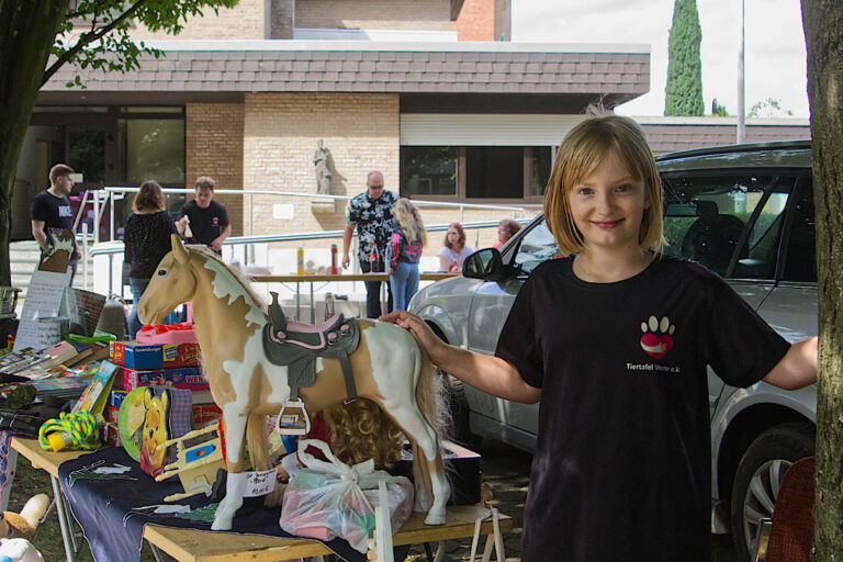 Kiara gehört mit ihren acht Jahren zum aktiven Helferstamm der Werner Tiertafel.  Foto: Steinmüller