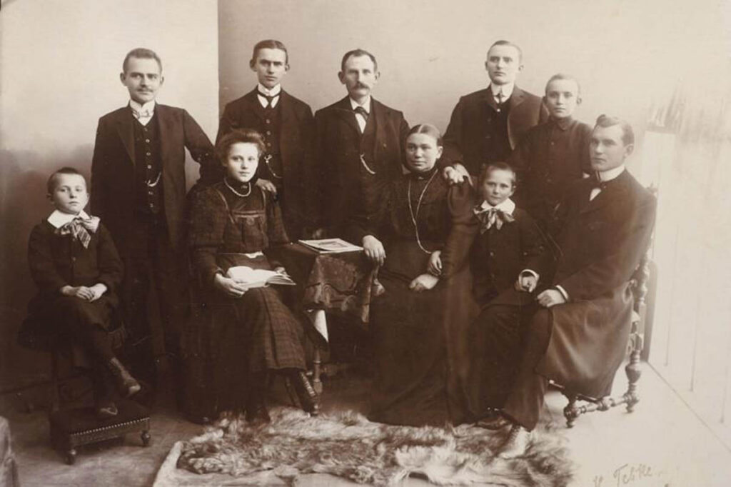 Auf dem obigen Foto sind die Eheleute Anton August Fohrmann und Bernhardina Kroes mit ihren acht Kindern zu sehen. Foto: Archiv Familie Fohrmann