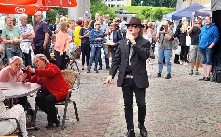 Udo-Lindenberg-Imitator Karsten Bald begeisterte das Publikum bei der Live-Sendung der Radioninitiative. Foto: Ellen Schmölzl