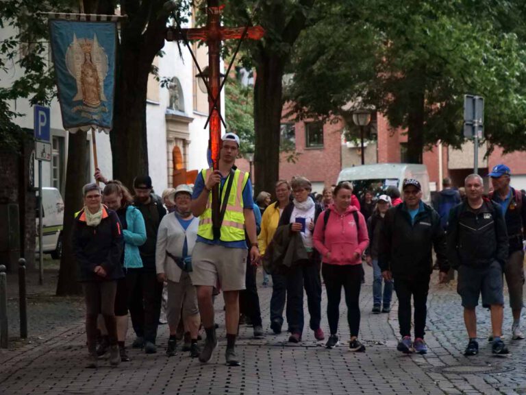 Etwa 200 Menschen brachen am frühen Samstagmorgen auf zur traditionellen Wallfahrt von Werne zum Gnadenbild nach Werl. Foto: Anke Barbara Schwarze