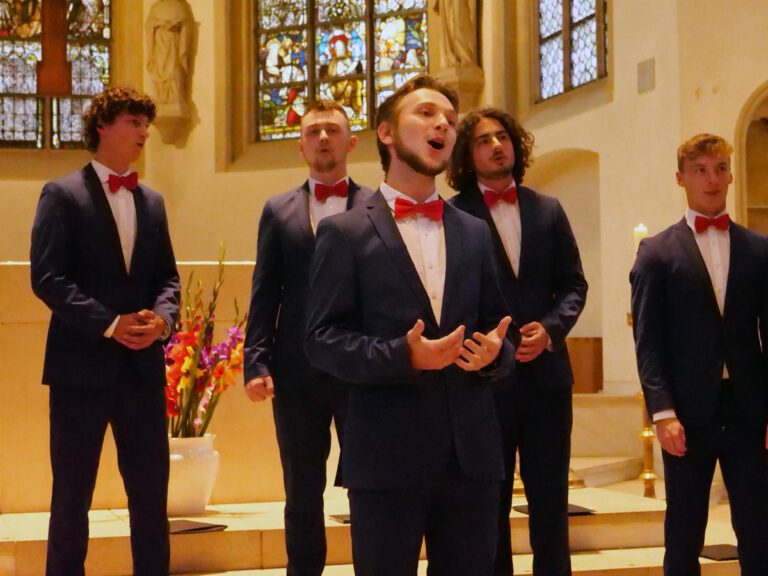 Mit ihrem facettenreichen, raumfüllenden Klangbild überzeugten die jungen Sänger des Ensembles „twentytwo“ in der St. Christophorus-Kirche in Werne. Foto: Anke Barbara Schwarze