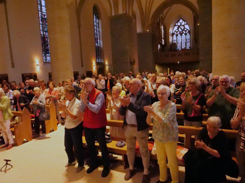 Mit anhaltendem Applaus belohnte das Publikum das Konzert – und wurde seinerseits mit einer Zugabe belohnt.