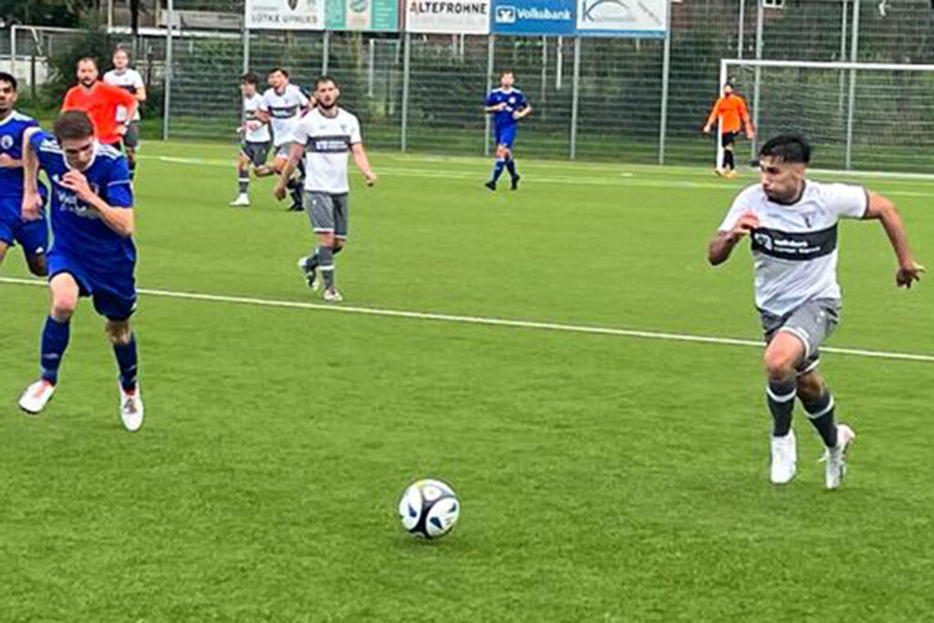 Efe Bozaci (r.) treibt den Ball in Richtung Warendorfer Tor. Der WSC-Angreifer hatte kurz nach der Führung die Chance auf das vorentscheidende 2:0. Foto: WSC