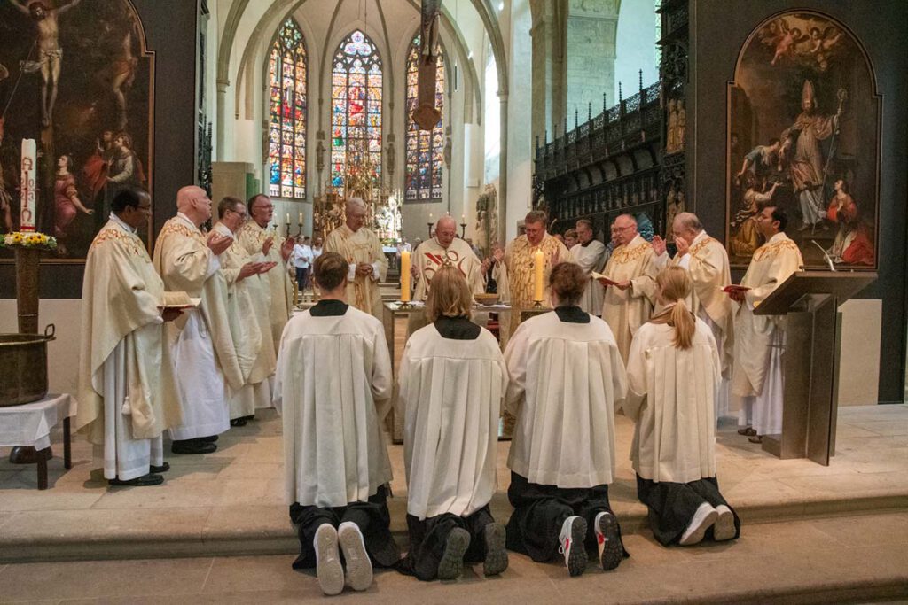 Die Altarweihe am 13. August hat Pater Dominik Kitta (dritter von links) in St. Johannes Evangelist mitgefeiert.