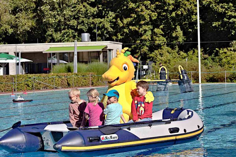 Die Fahrt mit dem „Solepferdchen“, im Schlauboot gezogen von einem Modellschiff, war für viele Kinder ein absolutes Event. Foto: Steinmüller