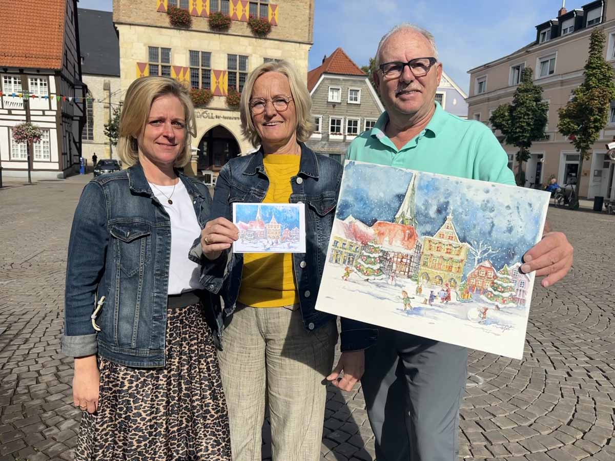 Lisa Pläster (links), Andrea Blumrich und Michael Zurhorst präsentieren den neuen Weihnachtskalender der Lions. Foto: privat