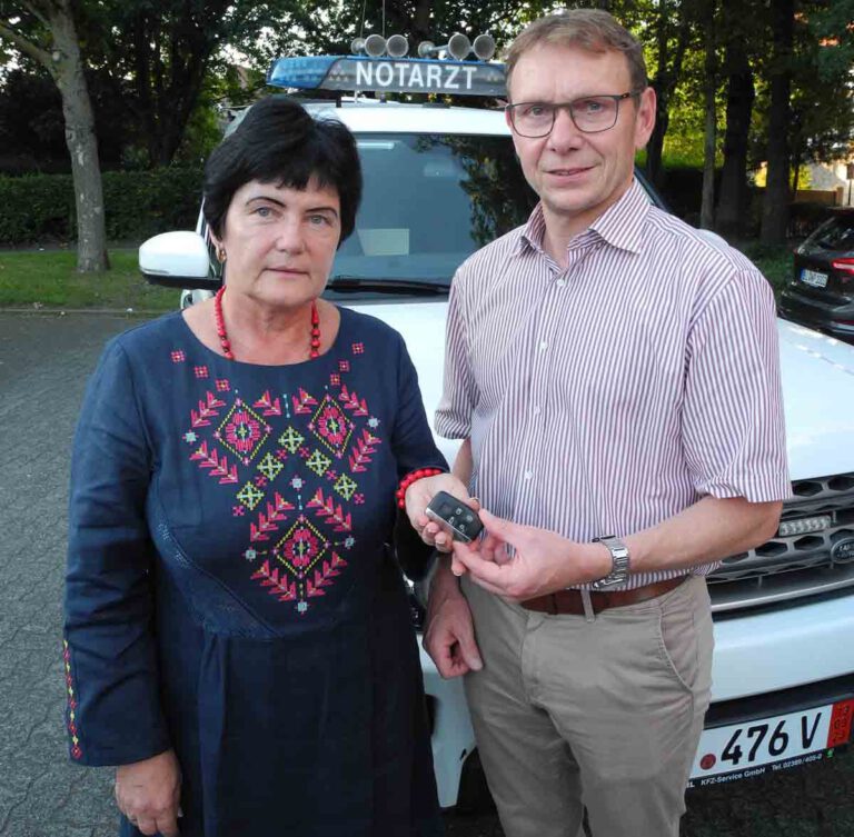 Bürgermeister Lothar Christ übergab seiner Amtskollegin Lyudmila Dmytruk den Schlüssel für das gespendete Rettungsfahrzeug. Fotos: Klaus Brüggemann
