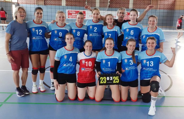 Der Saisonstart ist den Oberliga-Volleyballerinnen in Meschede geglückt. Foto: Kollhoff