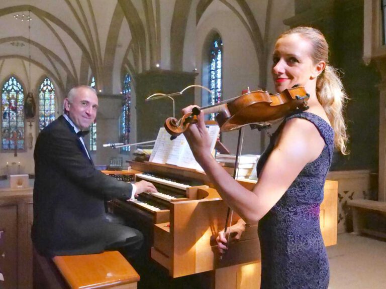 Ein persönlich auf sie und ihre Gastgeber zugeschnittenes Programm brachten der Organist František Vaníček und die Violinistin Lada Fedorová mit nach Werne. Foto: Schwarze