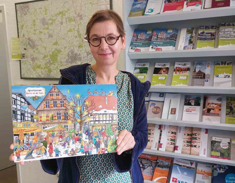 Stefanie Adam-Paap präsentiert den neuen Adventskalender der Werne Marketin GmbH, der ab sofort in der Tourist Information erhältlich ist. Foto: Wagner