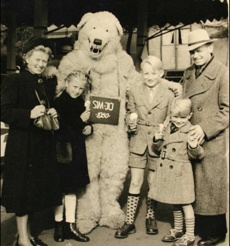 Ein Foto aus den 50er Jahren, als uns Onkel Bernhard samt Familie mit auf die Sim-Jü-Kirmes nahm und uns den Schnappschuss mit dem Eisbären als lebenslange Erinnerung schenkte.