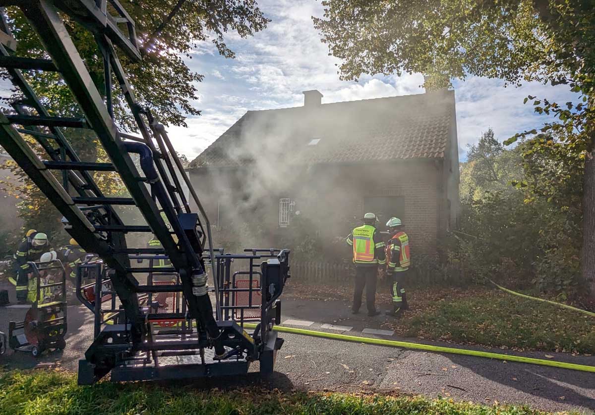 Zu einem freistehenden Haus an der Capeller Straße, in direkter Nachbarschaft zum ALDI, wurde die Feuerwehr Werne alarmiert. Foto: FFW