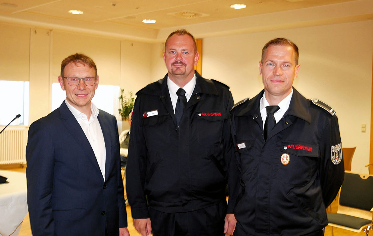 Tobias Tenk (rechts) und Sven Schubert sind die neuen stellvertretenden Leiter der Freiwilligen Feuerwehr Werne. Bürgermeister Lothar Christ gratulierte in der Ratssitzung. Foto: Gaby Brüggemann