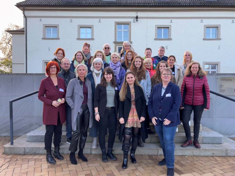 Die Teilnehmenden des Rundes Tisches gegen häusliche Gewalt auf Haus Opherdicke. Foto: Kreis Unna