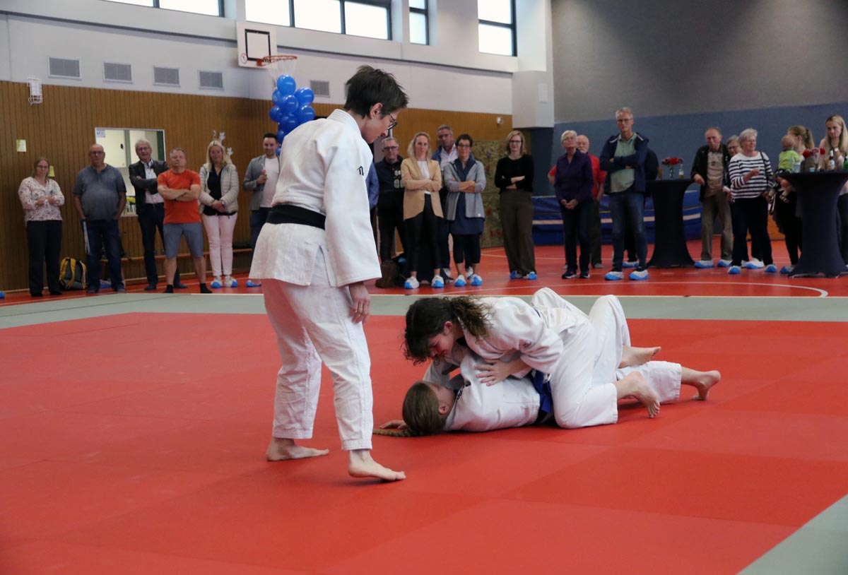 Im Rahmen der offiziellen Eröffnung der frisch sanierten Turnhalle an der Horster Straße präsentierten Trainerin Bianca Glück sowie Jule Rüschenschmidt und Jennifer Zoé Klein Judotechniken. Foto: Wagner