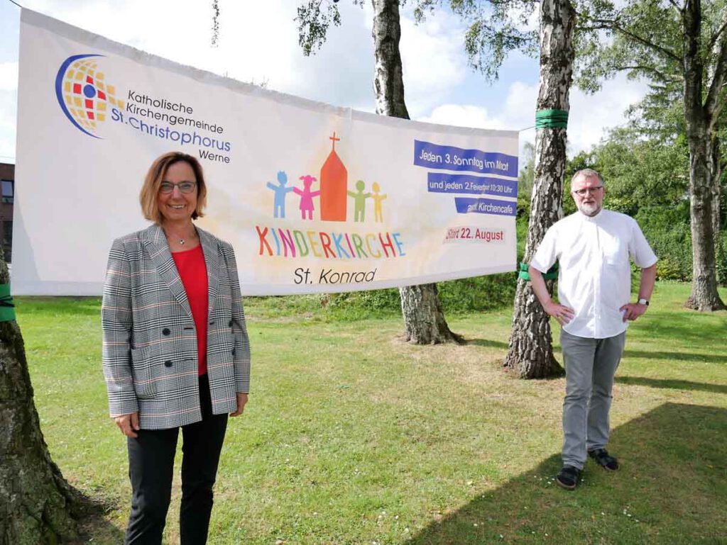 Pia Gunnemann und Dechant Jürgen Schäfer laden wieder zur Kinderkirche ein. Archivfoto: Gaby Brüggemann