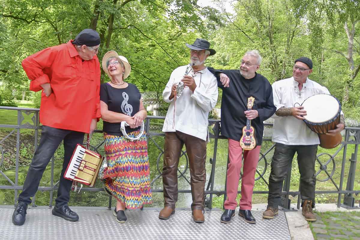Die Bergkamener  Band „Klabauter + Co“ steht den Werner Senioren/innen beim Mitsing-Nachmittag zur Seite. Foto: Rado Art Media