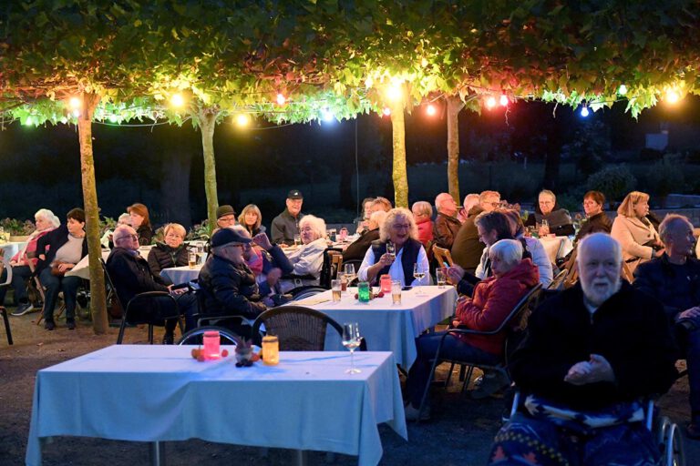Bei Federweißer und Zwiebelkuchen saßen Bewohner und Gäste im Park von St. Katharina noch lange zusammen. Foto: MSW