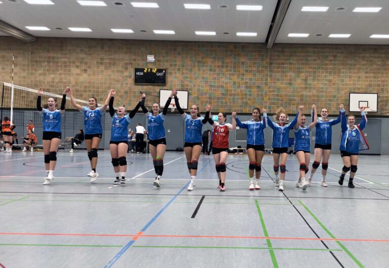 Die Volleyball-Damen des TV Werne bejubelten einen knappen. aber verdienten Heimsieg gegen Paderborn. Foto: Juri Kollhoff