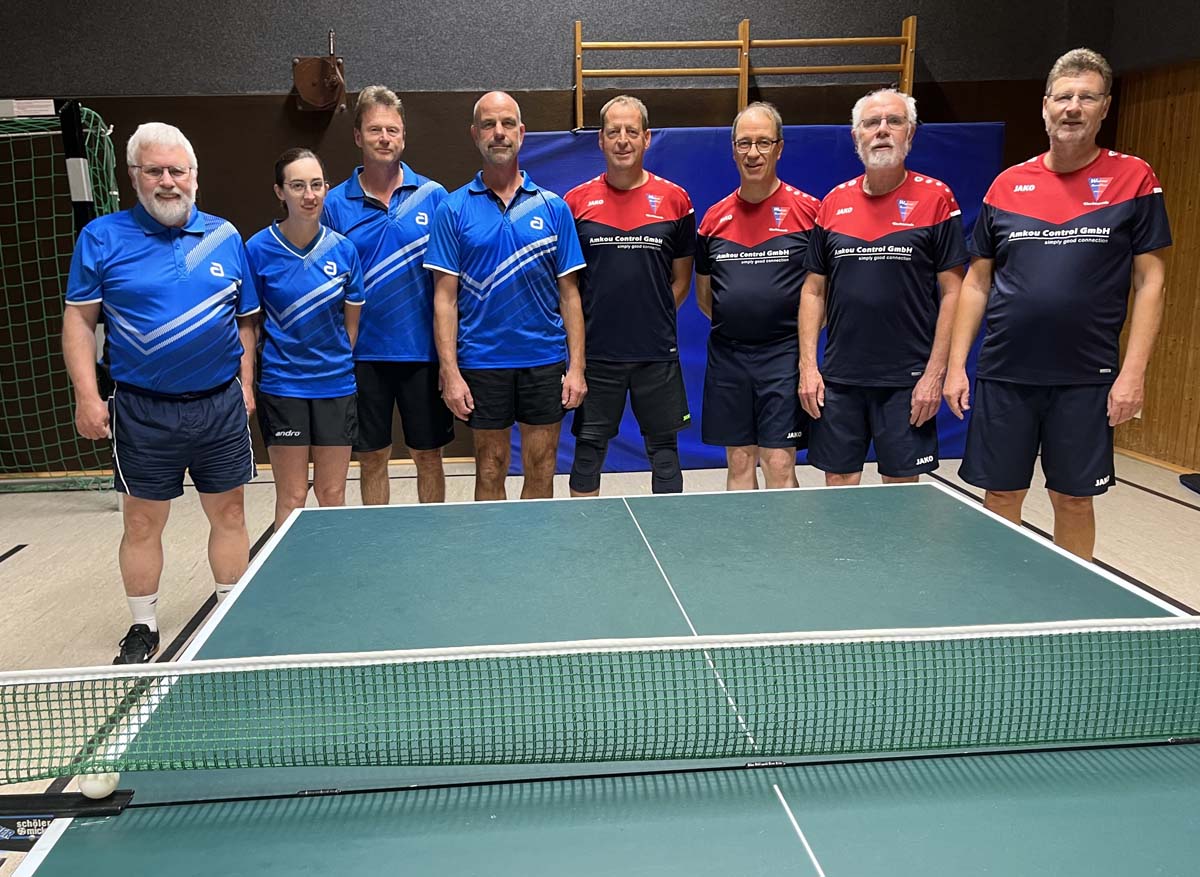 Vor dem Derby stellten sich die Werner Tischtennis-Spieler aus dem Osten und Westen dem Fotografen: (von rechts) Martin Geiger, Ernst Kasch, Manfred Woehl, Jürgen Löcke (alle WSC), Martin Peters, Peter Felißig, Katharina Hüsch und Axel Brocke (alle TTC). Foto: WSC