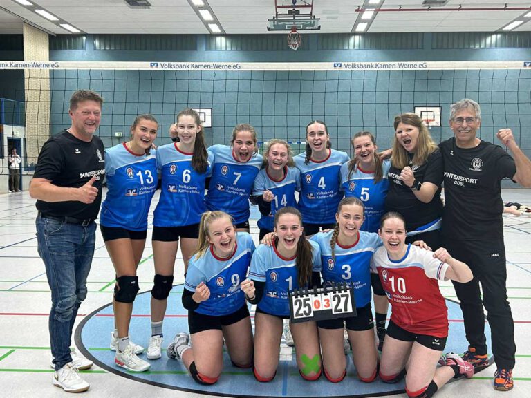 Die Oberliga-Volleyballerinnen um Trainer Bronek Bakiewicz durften wieder jubeln. Foto: Kollhoff