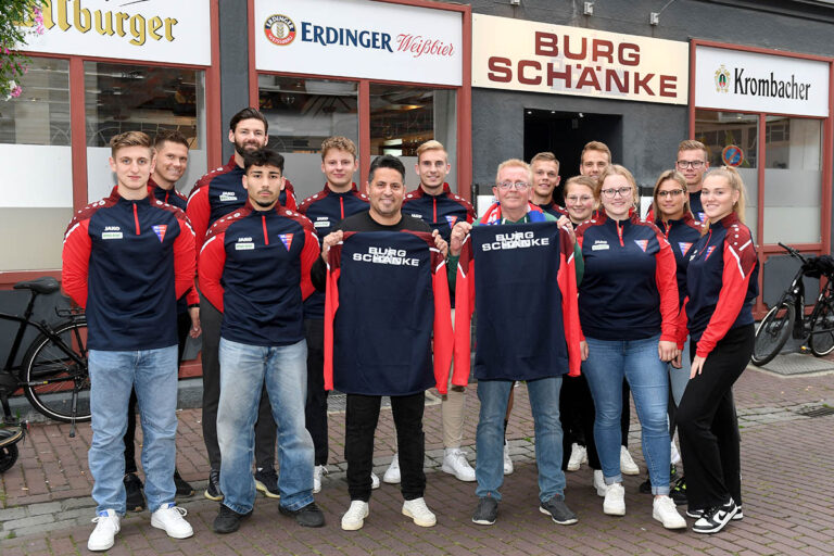 Burgschänke-Wirt Thomas Hässicke (vorn 3.v.r.) übergab Trainingshemden an Spielerinnen und Spieler des Werner SC. Foto: MSW