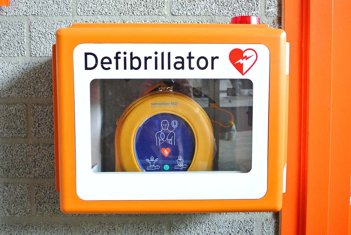 Die Grünen fordern mehr frei zugängliche Defibrillatoren in städtischen Gebäuden. Symbolbild: pixabay