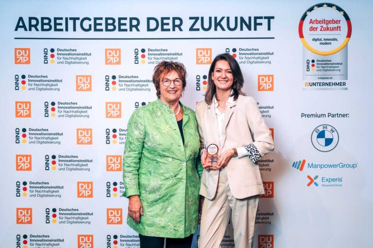 Brigitte Zypries überreichte die Auszeichnung „Arbeitgeber der Zukunft“ für die RCS Rohstoffverwertung GmbH bei der Preisverleihung in Köln an Jessica Böckmann (rechts). Foto: Offenblende/Andrej