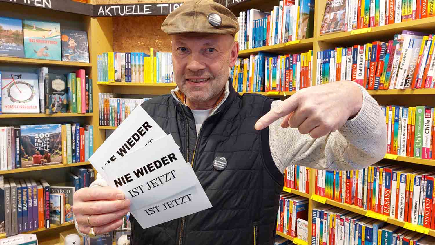 Die Aufkleber gibt es auch bei Hubertus Waterhues (Bücher Beckmann), Vorstandsmitglied im Aktionsbündnis Wir für Werne. Foto: Wagner