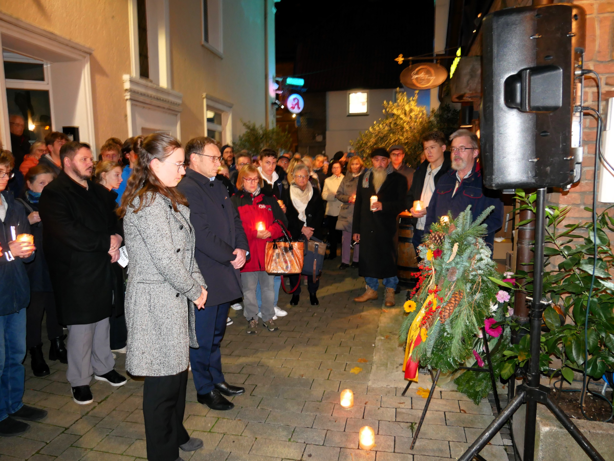 Bürgermeister Lothar Christ und Lara Overmann bei der Kranzniederlegung am Standort der ehemaligen Synagoge. Fotos: Gaby Brüggemann