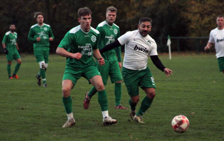 Stockums Necati Bacak (rechts) setzt sich in dieser Szene gegen einen Lohauserholzer Abwehrspieler durch. Foto: Timo Wagner