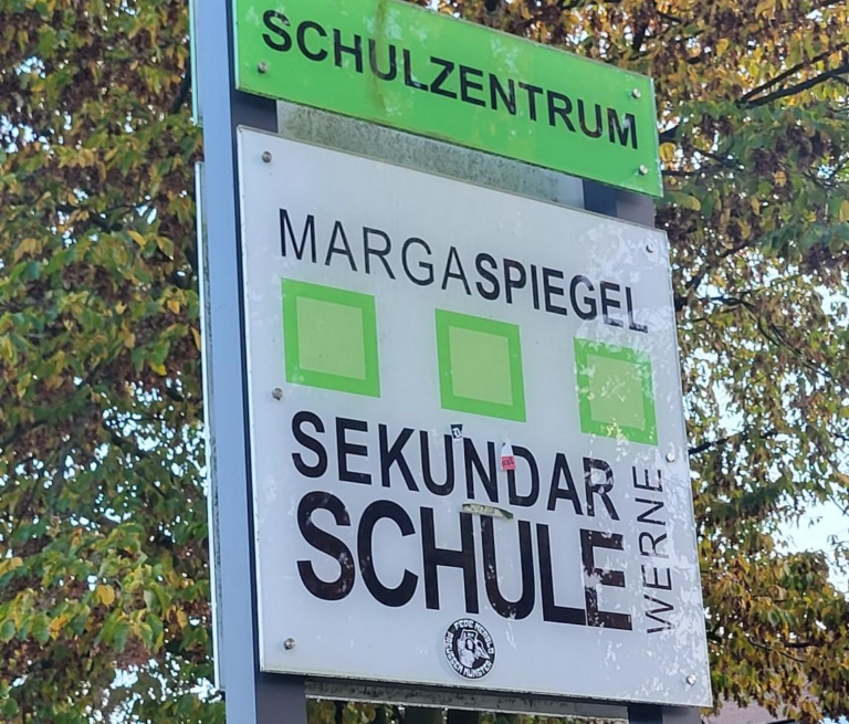 Selbst das Schild der Marga-Spiegel-Schule wurde beklebt. 