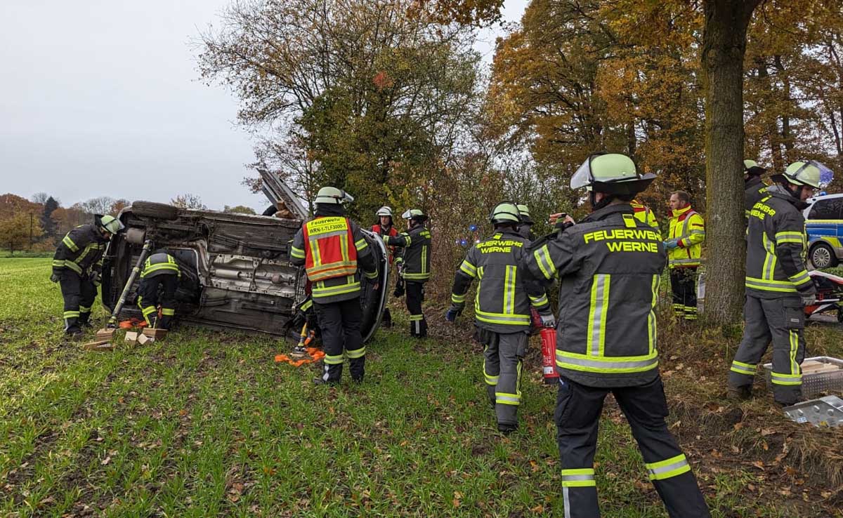 Zu einem Autounfall auf der Varnhöveler Straße wurde die Freiwillige Feuerwehr Werne am Samstag gerufen. Fotos: FFW
