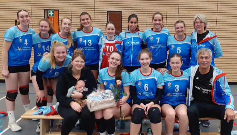 Glückwünsche des Teams gehen an die Kapitänin der vergangenen Saison Jenny Harhoff zur Geburt ihres ersten Kindes mit (hinten v.l.) Greta Lexius, Amelie Wollny, Annika Lembcke, Mira Struwe, Theresa Rottmann, Helin Keskin, Finja Schulte, Stefanie Stahl, Uschi Warnecke sowie (vorne v.l.) Chiara Grewe, Jenny Harhoff, Marla Bergmann, Leia Budde, Franziska Warnecke, Bronek Bakiewicz. Foto: Kollhoff