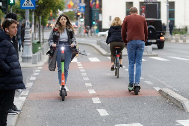 Maßnahmen zur Einschränkung von E-Scootern und Fahrrädern in der Fußgängerzone verlangt die Linksfraktion. Symbolbild: pixabay