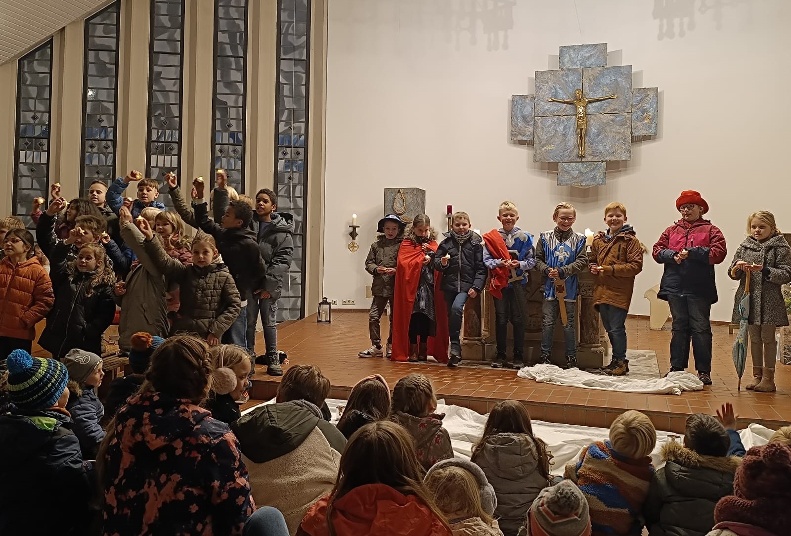 In der Kirche führten Schülerinnen und Schüler der Kardinal-von-Galen-Schule das Martinsspiel auf. Fotos: Geue