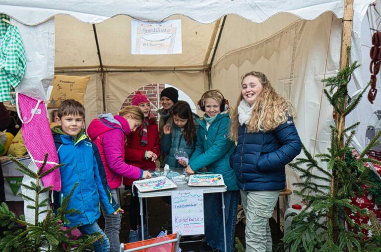 Spontan hatten sich Mädchen und Jungen aus dem Dorf, die sich selbst „Kinder-Gang“ nennen, entschlossen, mit vor Ort gebastelten Schmuckkettchen aus Kunststoffteilen am Langener Weihnachtsmarkt teilzunehmen. Fotos: Steinmüller