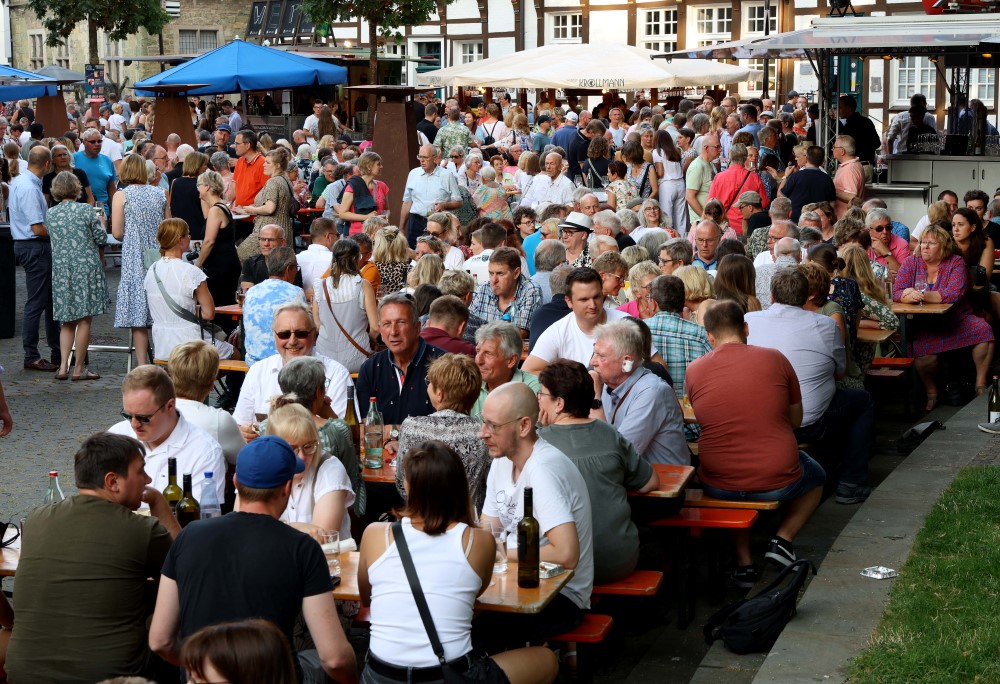 Das Weinfest der CDU hat am Samstagabend für einen pickepackevollen Kirchplatz gesorgt. Rund 2500 Gäste feierten bei hochsommerlichen Temperaturen. Foto: Volkmer