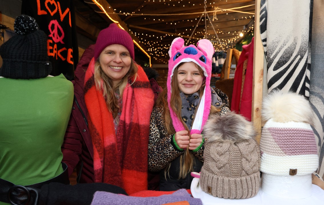 Passende Kleidung für kalte Tage gibt es auf dem Adventsmarkt der Freilichtbühne auch. Archivfoto: Volkmer