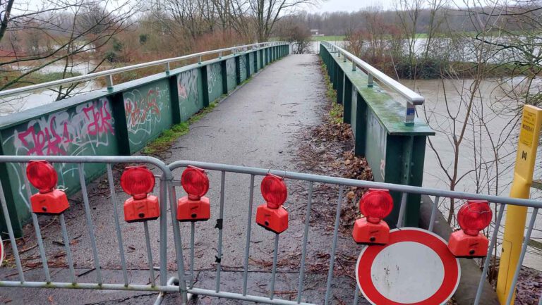 Die Fußgänger/Radfahrer-Brücke am Fischerhof im Evenkamp ist wegen des Hochwassers gesperrt. Foto: Wagner