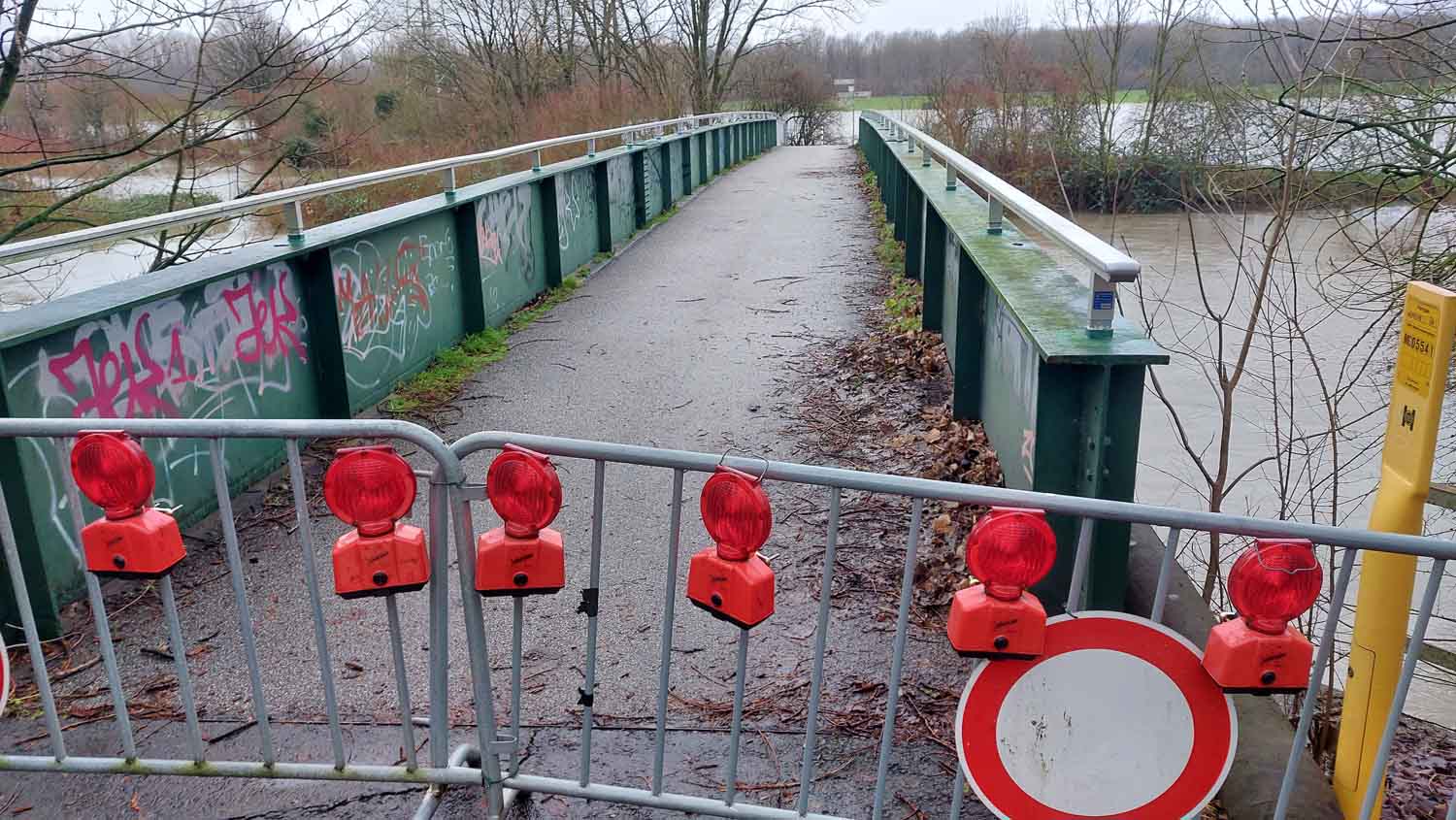 Die Fußgänger/Radfahrer-Brücke am Fischerhof im Evenkamp ist wegen des Hochwassers gesperrt. Foto: Wagner
