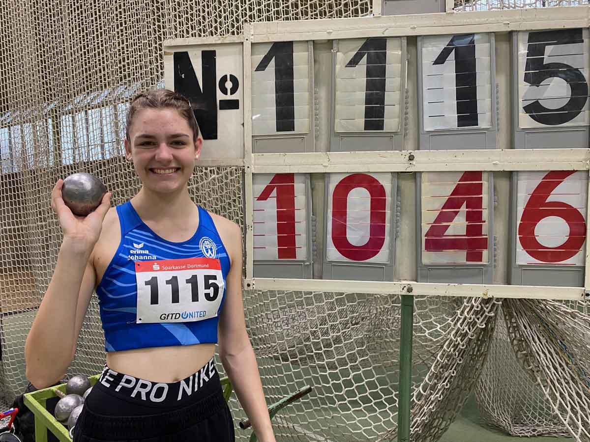 Johanna Czeranka freute sich über 10,46 Meter im Kugelstoßen. Foto: privat