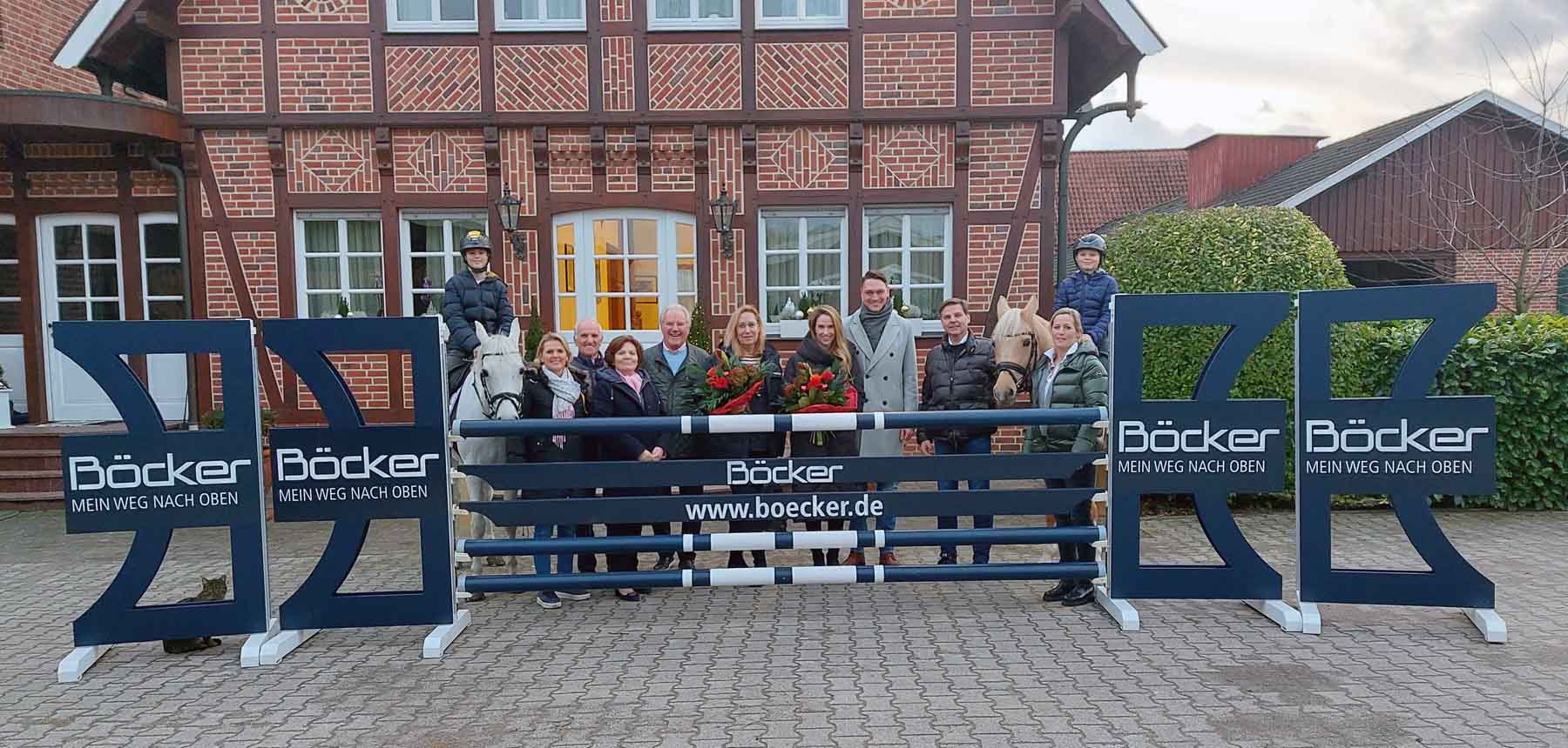 Die Familie Gripshöver freut sich über die fortwährende Unterstützung der Böcker Maschinenwerke GmbH für das internationale Reitturnier. Foto: Wagner